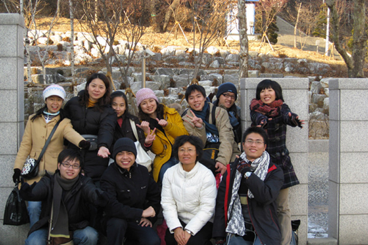 The students and teacher from SZU visited POSCO ― the largest steel manufacturer in Korea.