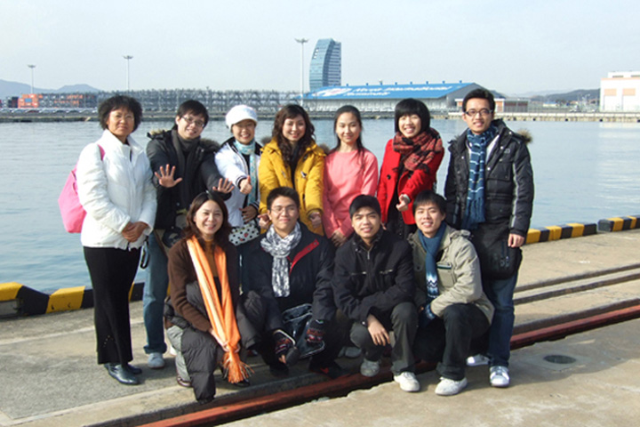 The students and teacher from SZU visited POSCO ― the largest steel manufacturer in Korea.