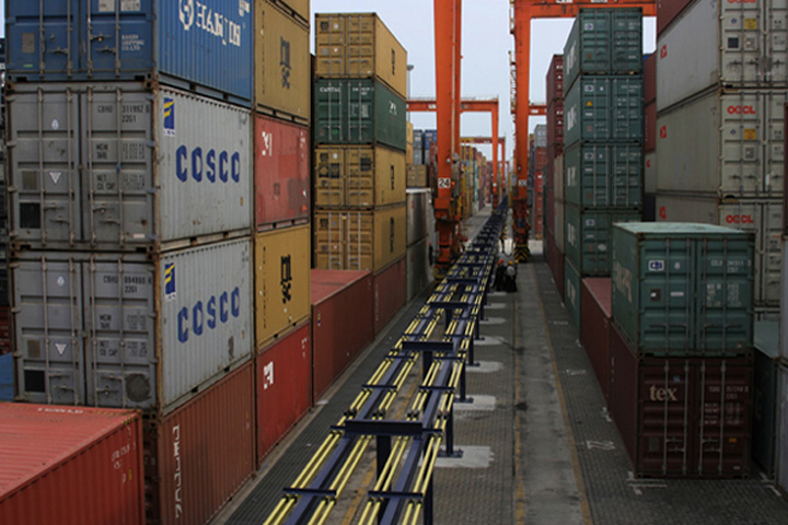 The team had been working on reconfiguring the power supply of rubber-tyred gantry cranes from using diesel fuel to drawing on electric power.