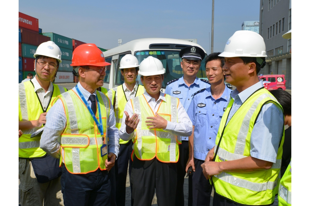 Xu Xiaoyang (middle), Deputy Managing Director of YICT, Simon Wong (left), Engineering Director of YICT and Zhang Wen (right), Vice Mayor of Shenzhen