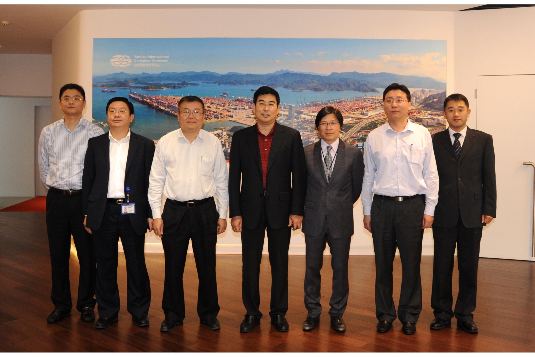 Zhen Zhongyi (centre), Party Secretary of Guangzhou Railway Group, and Shen Yi (third from left), General Manager of Guangshen Railway Company Limited at YICT