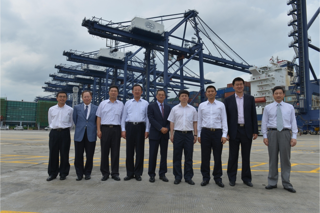 Patrick Lam, Managing Director of YICT (fifth from left), and Hui Kai, Chairman of Dalian Port Group (fourth from right) 