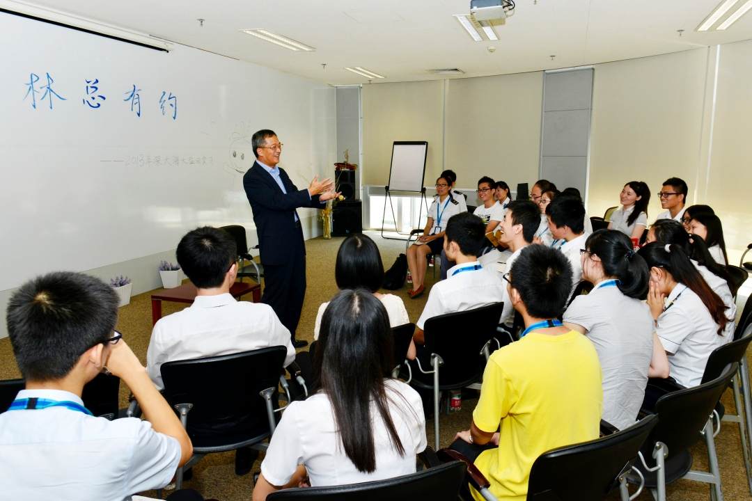 Patrick Lam, Managing Director of YICT, holds a discussion session with the students.