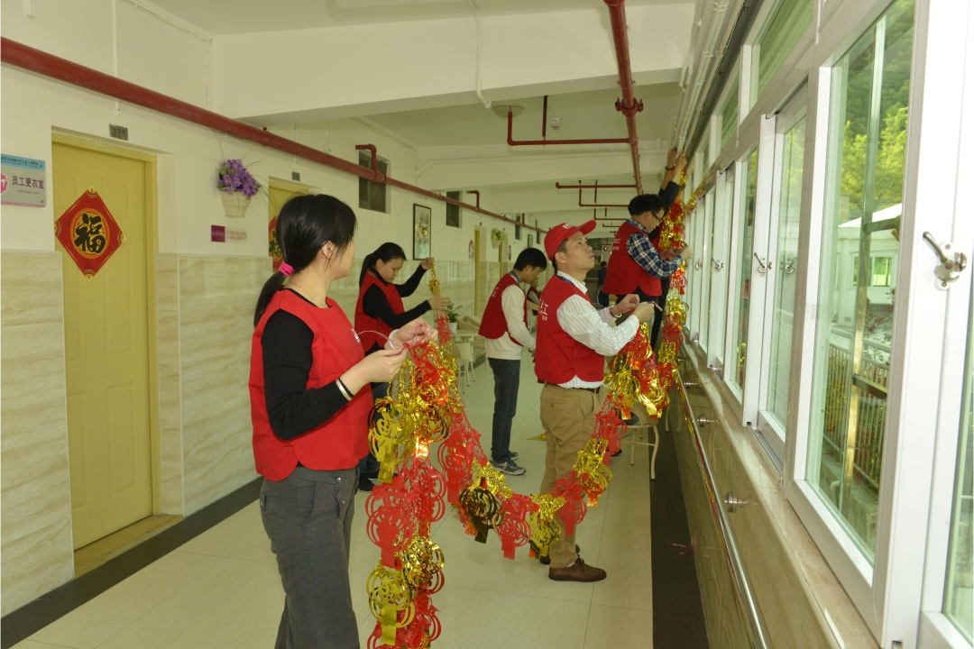 YICT volunteers visit elderly residents at the Yantian District Welfare Centre