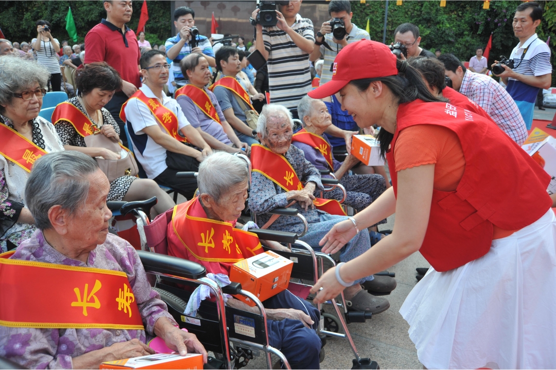YICT volunteers present gifts to the elderly