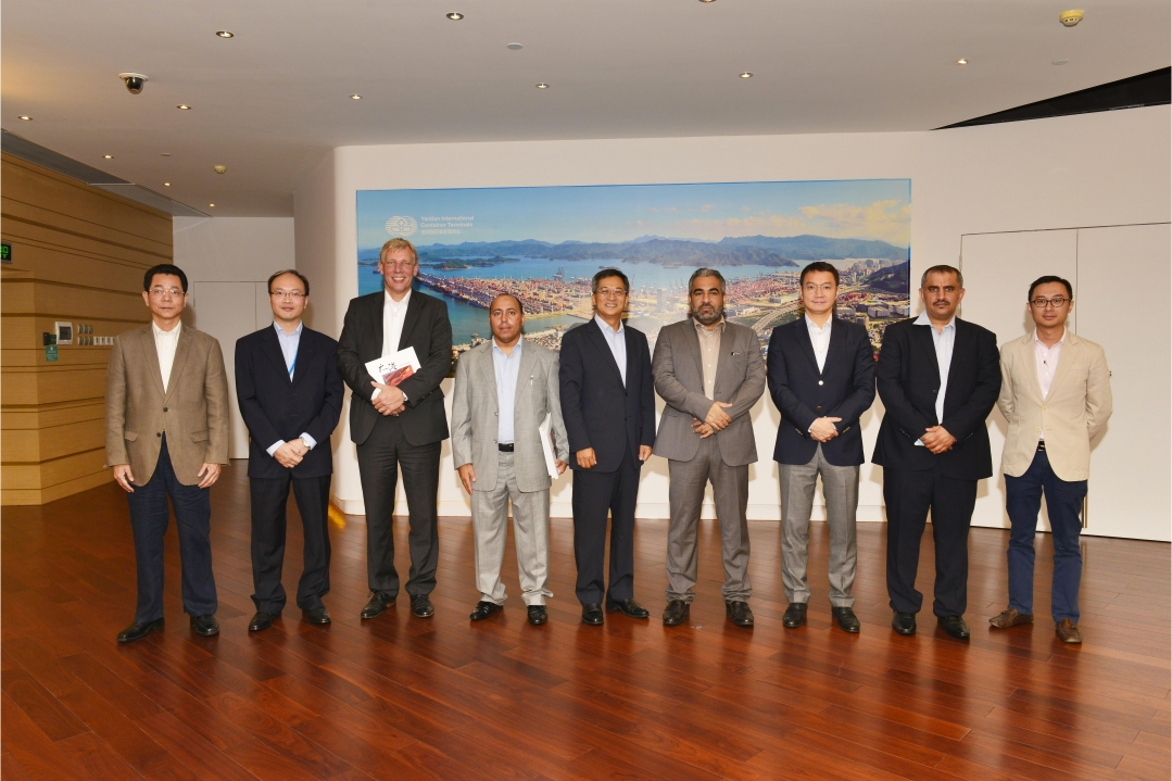 Patrick Lam (centre), Managing Director of YICT, with His Excellency Dr. Ahmed Mohammed Salem Al Futaisi (fourth from right)