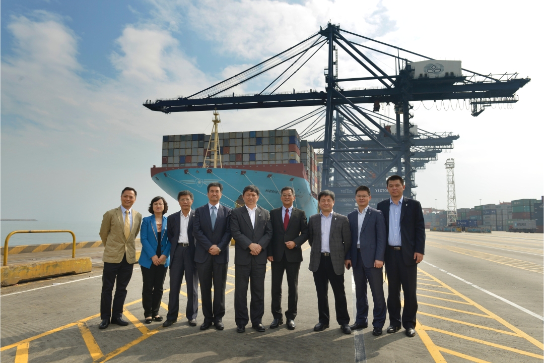 Patrick Lam (fourth from right), Managing Director of YICT, with Dr Sun Yuqing (fifth from right), Headmaster of Dalian Maritime University
