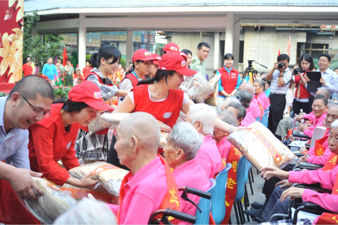 YICT volunteers present blankets as gifts to the elderly