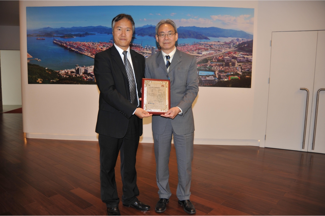 Daniel Hu (left), Services Delivery Manager-South China of BSI, handing the certificate to Simon Wong, Engineering Director of YICT