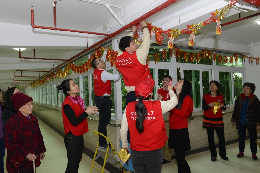YICT staff and volunteers decorate the Yantian District Welfare Centre 