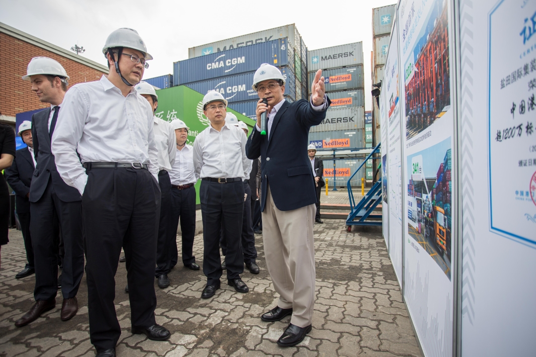 Patrick Lam (right), Managing Director of YICT, with Chen Jining (left), China’s Minister of Environmental Protection and Xu Qin (centre), the Mayor of Shenzhen.