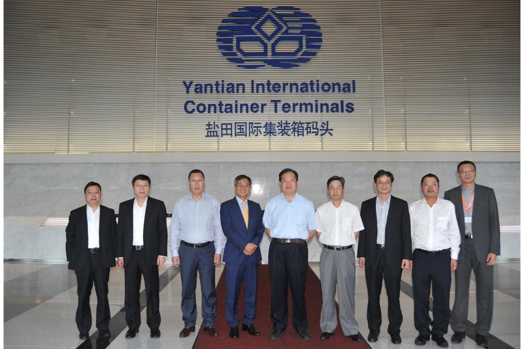 Patrick Lam (4th from left), Managing Director of YICT, with Cai Shenkang (centre), General Manager of Ningbo Zhoushan Port Group.