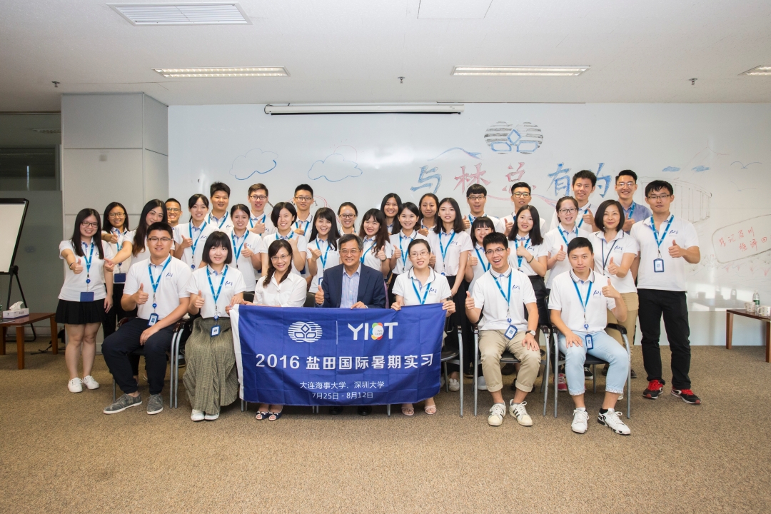 Patrick Lam, Managing Director of YICT, talks with the students from Shenzhen University and Dalian Maritime University 2016