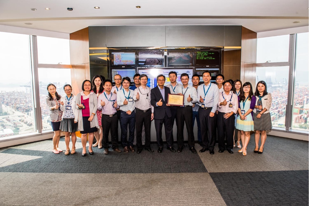 Patrick Lam (first row, 7th from left), Managing Director of YICT, and the IT team of YICT, taking group photo with the CMMI level 3 certificate