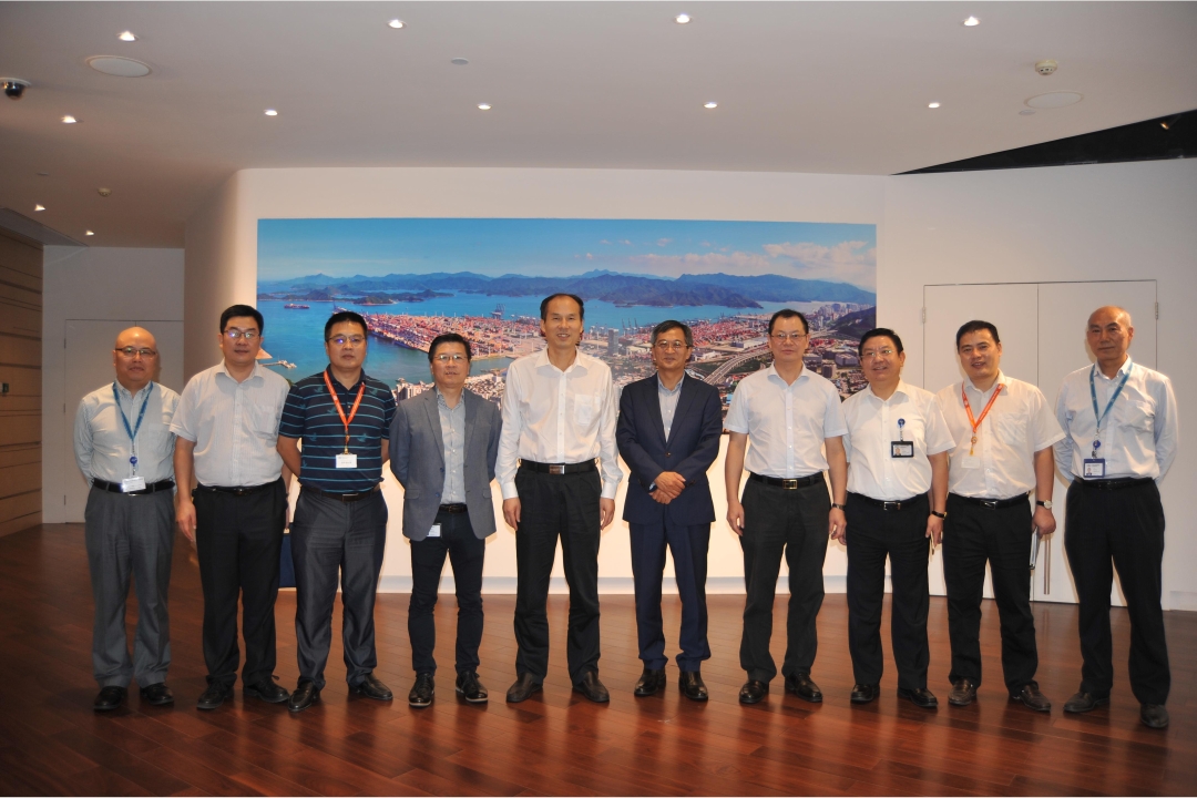 Patrick Lam (5th from right), Managing Director of YICT, with Jiang Zhenglin (5th from left), Party Secretary of Guangzhou Railway Group, and Hu Lingling(4th from right), General Manager of Guangshen Railway Company Limited at YICT