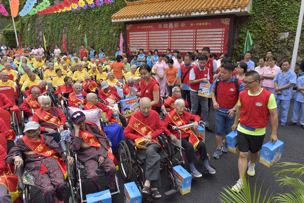 YICT volunteers attended a party celebrating Seniors’ Day with the elderly residents of the Yantian District Social Welfare Centre. 