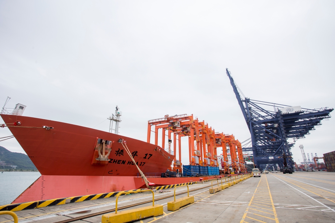 On 24 November 2016, YICT took delivery of eight new electric rubber-tyred gantry cranes (RTGCs). 