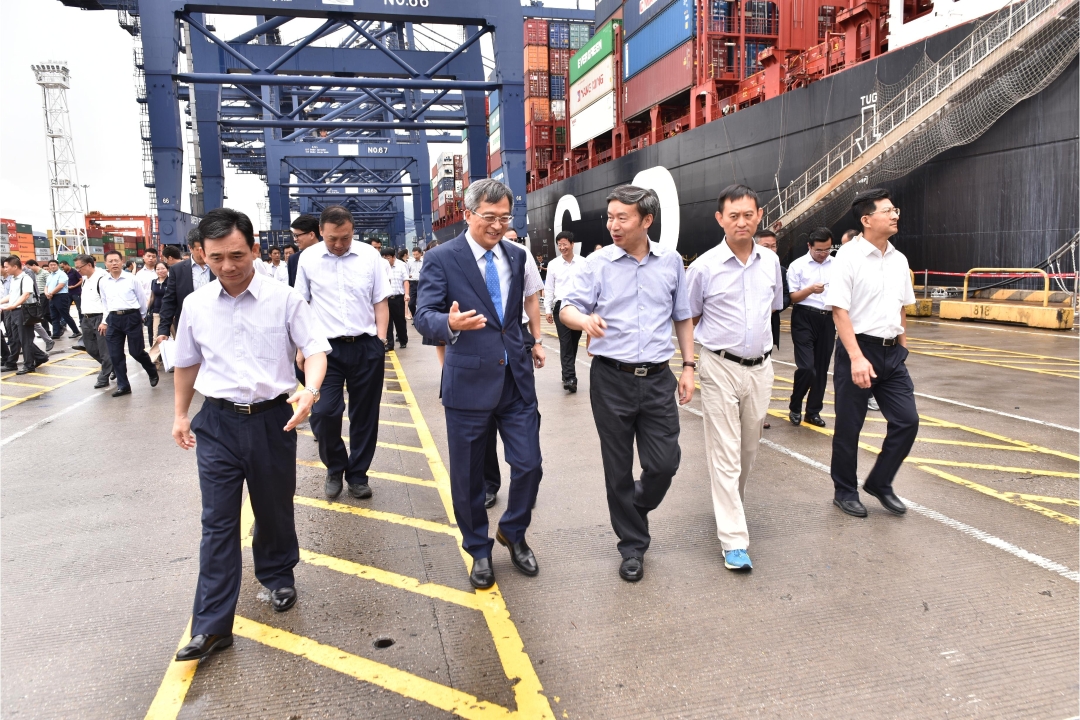 Patrick Lam (3rd from right), Managing Director of YICT, with He Jianzhong (2nd from right), Vice Minister of Transport of China