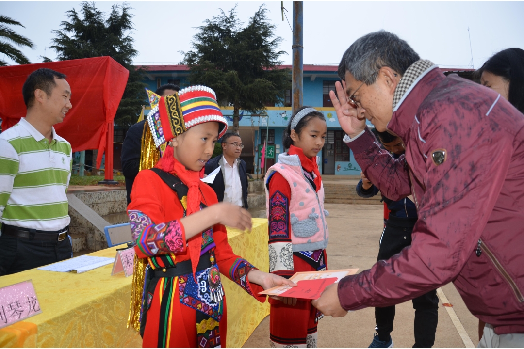 Yantian staff representatives and Tianxin Primary School teachers visit  Dahaicun Hope Primary School