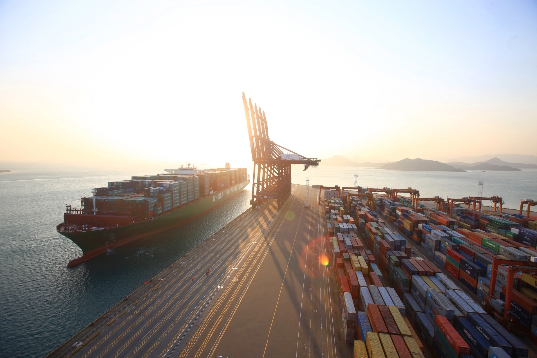 On 13 December 2014, Yantian International Container Terminals (YICT) celebrated the maiden call of the CSCL Globe.