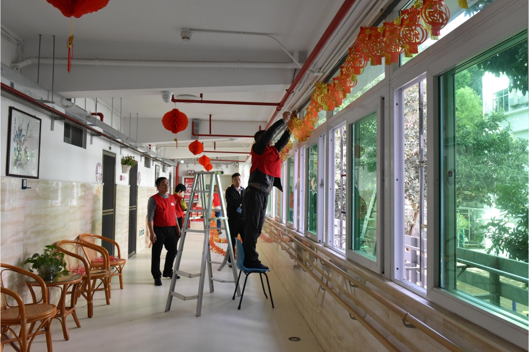 YICT staff and volunteers decorate the Yantian District Welfare Centre