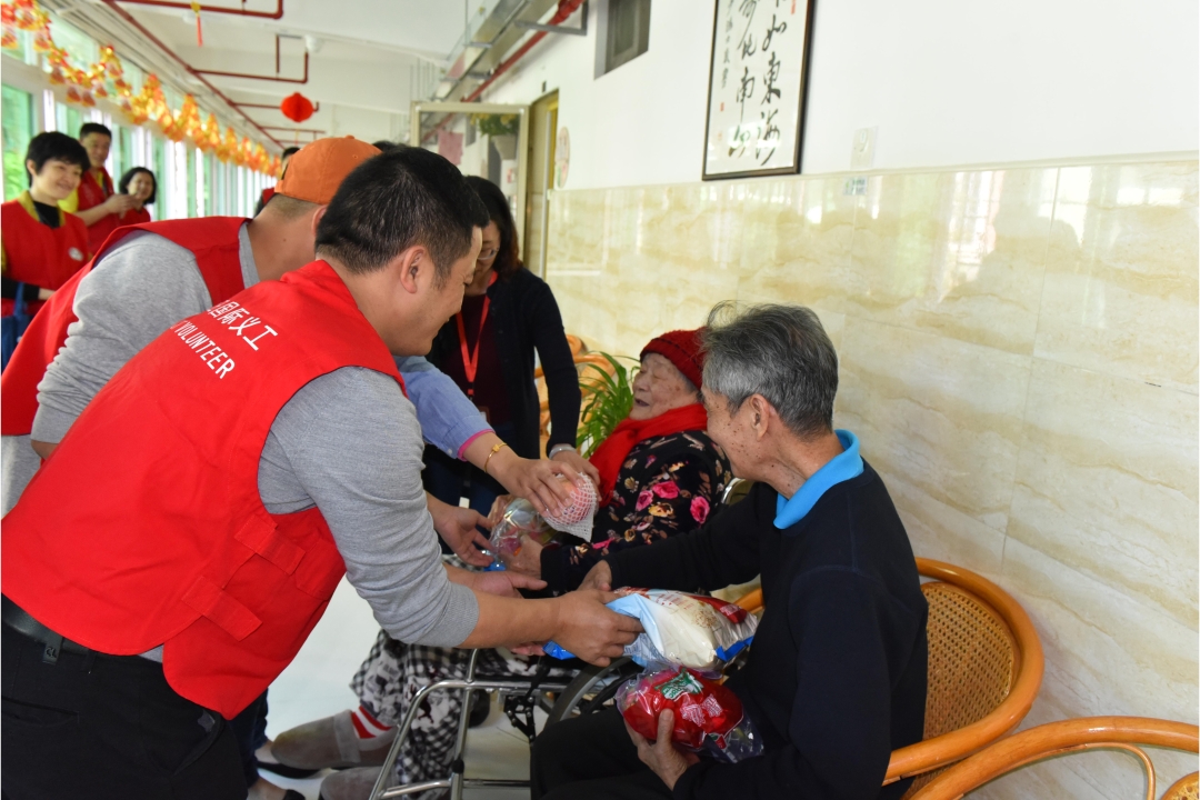 YICT Staff Representatives and Volunteers Visit Elderly Residents