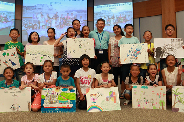 Students show their jointly painted pictures