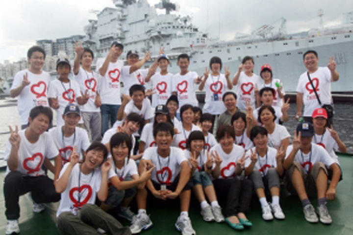 8月12日，香港“智行基金会”2010夏令营活动代表团一行30人抵达盐田国际，开展了为期一天的参观及员工互动活动。该活动是由香港智行基金会为资助艾滋遗孤优秀生举办的慈善活动。盐田国际做为知名企业接受了代表团的参观访问。