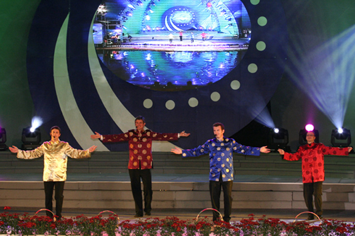 Four expatriate employees extend their New Year's greetings to colleagues.