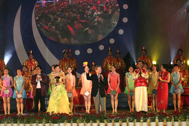 Mr. Kenneth Tse (middle), Director and General Manager of YICT, delivers a New Year speech.