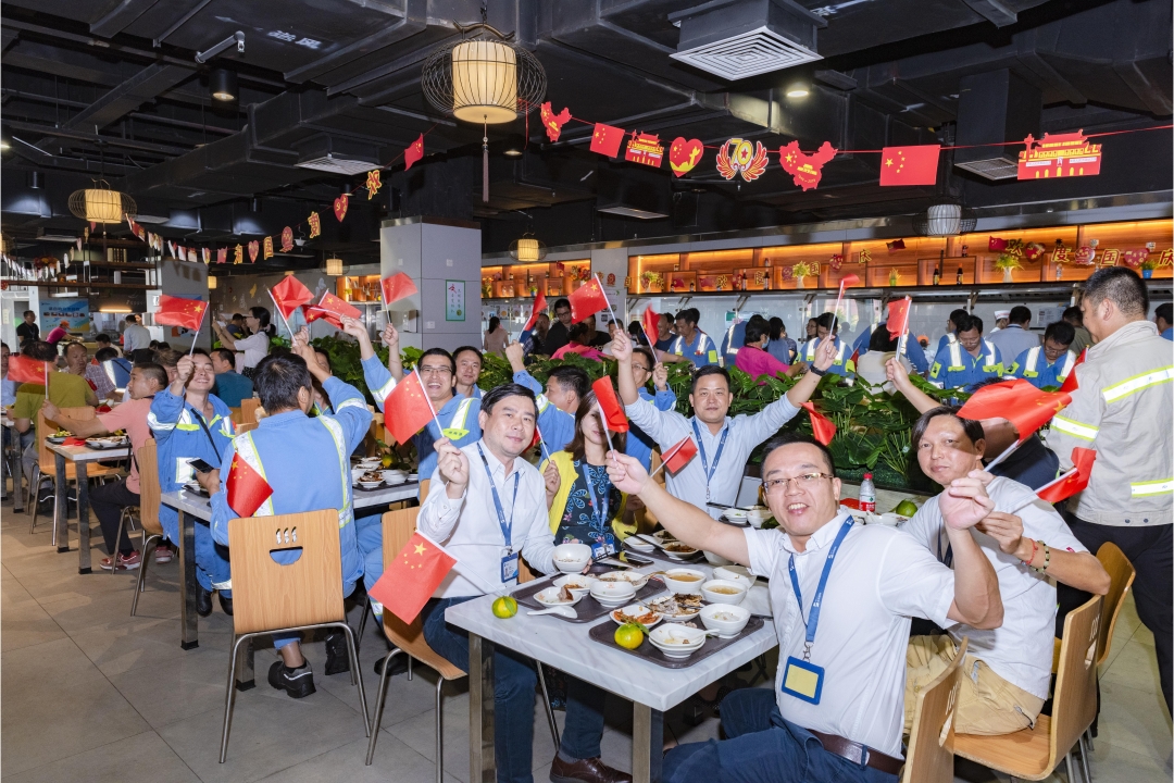 Staff of YANTIAN had a flash mob performance by singing in chorus to express their best wishes to the motherland. 