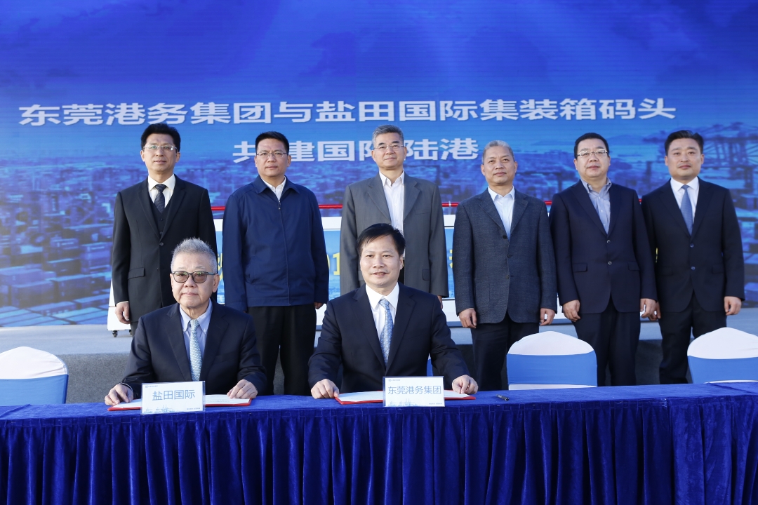 Edward Tang (first from left), Operation Director of Hutchison Ports Yantian, signed the statement at the ceremony held in Dongguan.