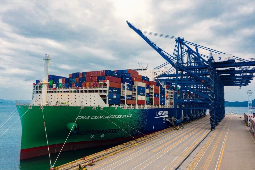 YANTIAN Welcomes the World's First LNG-powered 23,000-TEU Container Vessel