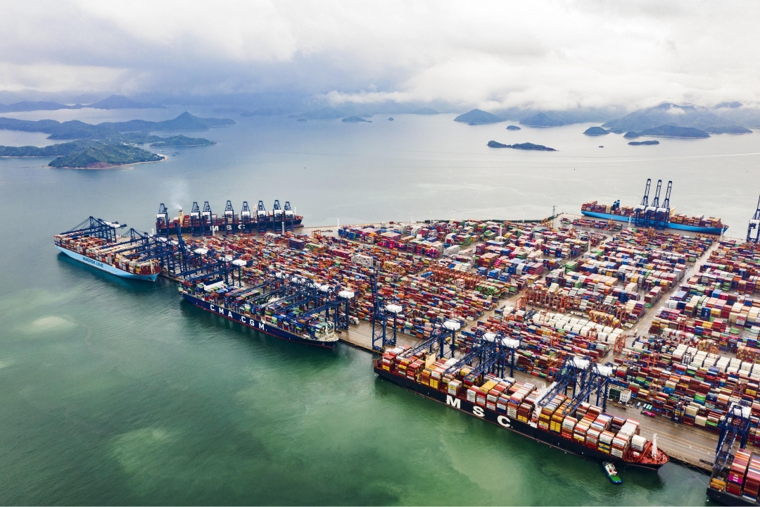 YANTIAN Simultaneously Receives Five 400-Metre-Long Container Vessels
