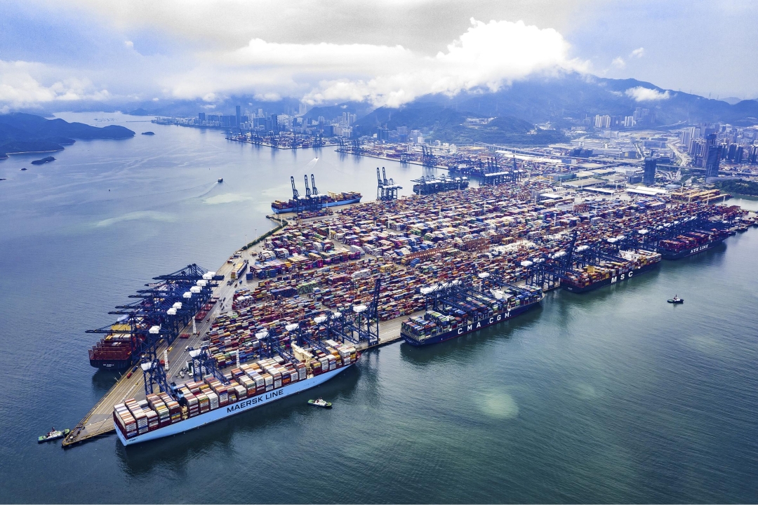 YANTIAN Simultaneously Receives Five 400-Metre-Long Container Vessels