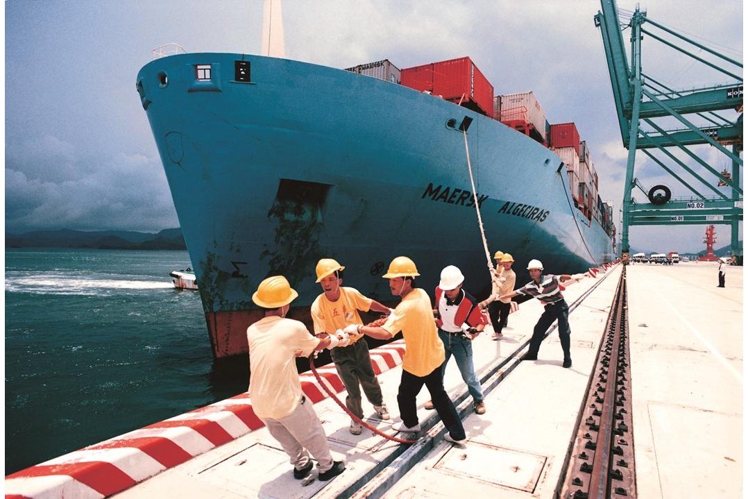 On 20 July 1994, YANTIAN welcomed the first line-haul container vessel, the “Maersk Algeciras”.