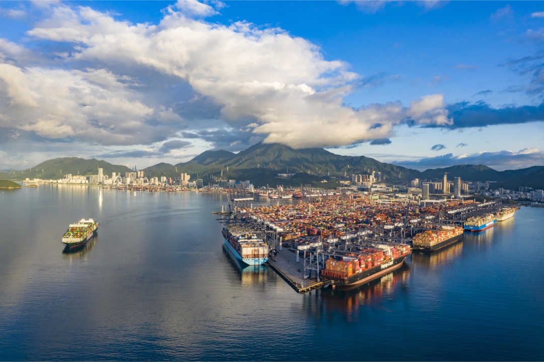 YANTIAN handles approximately 40,000 TEU containers and about 20,000 tractors at the gatehouse on a daily basis, demonstrating the terminal’s operations have returned to normal levels.