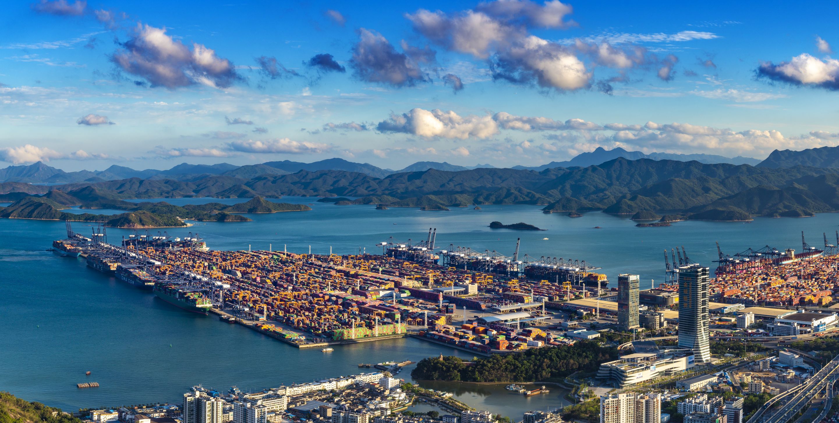 盐田国际集装箱码头 - 新闻中心 - 公司新闻 - 双节大礼包来了,请查收