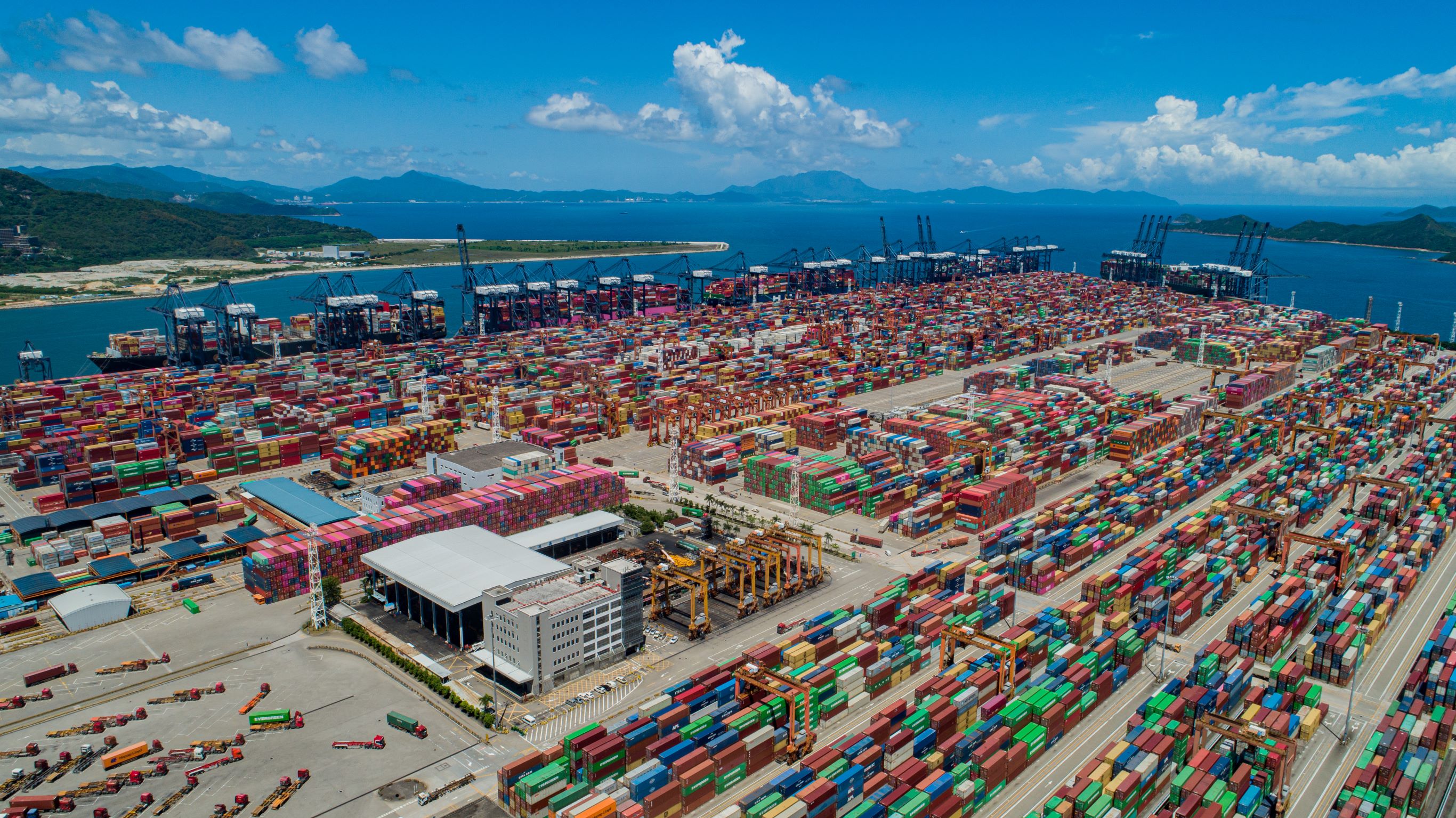 盐田国际集装箱码头 - 新闻中心 - 公司新闻 - 双节大礼包来了,请查收