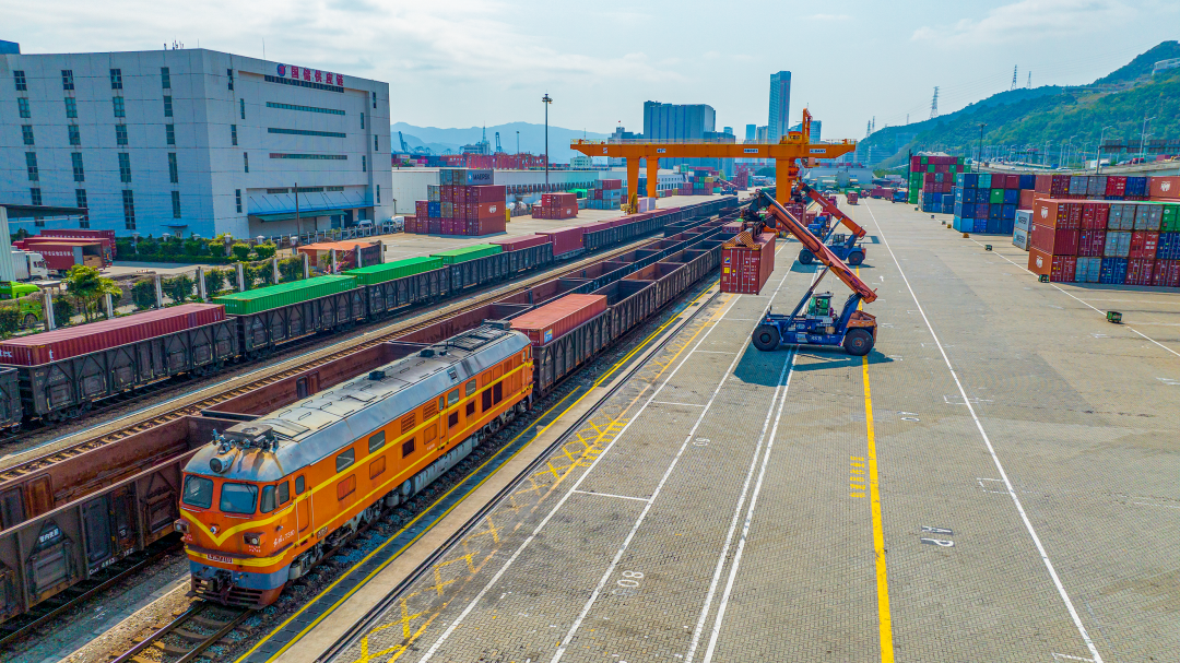 今年新高平湖南内陆港8月27日连续两天操作超1,000标箱平盐铁路8月27